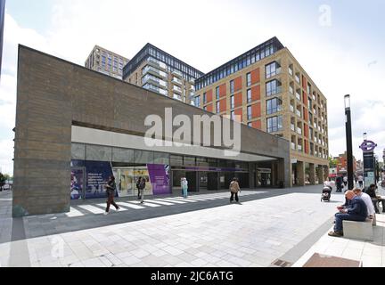 Außenansicht des Eingangs zum neuen Bahnhof Elizabeth Line (Crossrail) in Woolwich, London, Großbritannien Stockfoto