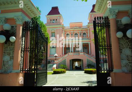 SANTIAGO de CUBA, KUBA - 22. FEBRUAR; 2019 Eingangstore zum neu bemalten Bacardi-Herrenhaus Stockfoto