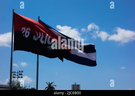 SANTIAGO DE CUBA, KUBA - 22. FEBRUAR; 2019 Flaggen fliegen auf der Plaza De La Revolucion Stockfoto