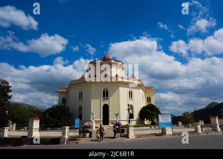 SANTIAGO de CUBA, KUBA - 22. FEBRUAR; 2019 Menschen gehen in die Kirche unserer Lieben Frau der Nächstenliebe Stockfoto