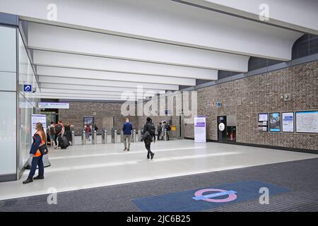 Eingang zum neuen Bahnhof Elizabeth Line (Crossrail) in Woolwich, London, Großbritannien. Zeigt Tickethalle, Schranken und Passagiere. Stockfoto