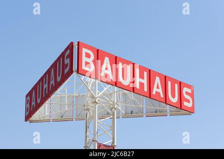 ALFAFAR, SPANIEN - 06. JUNI 2022: Bauhaus ist eine deutsche Einzelhandelskette, die Produkte für Heimwerker und Gartenbau anbietet Stockfoto