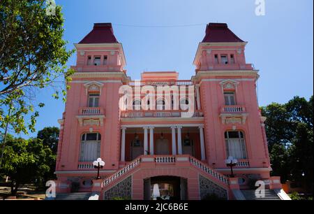 SANTIAGO DE CUBA, KUBA - 22. FEBRUAR; 2019 die neu gestrichene Fassade des Bacardi-Herrenhauses Stockfoto