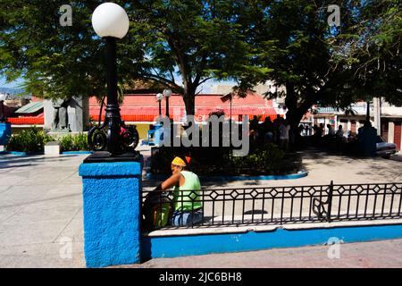 SANTIAGO DE CUBA, KUBA - 22. FEBRUAR; 2019 traditioneller Park an der Calle Enramadas Stockfoto