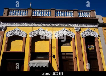 SANTIAGO de CUBA, KUBA - 22. FEBRUAR 2019 traditionelles gelbes Gebäude an der Calle Enramadas Stockfoto