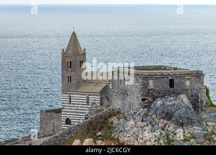 Mittelalterliche Kirche des heiligen Petrus (San Pietro, V-XIII Jahrhundert) im romanischen gotischen Stil. Portovenere oder Porto Venere Stadt, Golf von La Spezia, Italien, Stockfoto