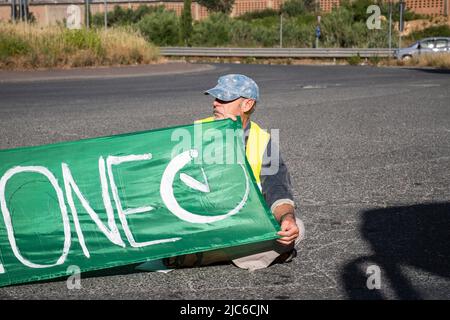 CARRARA, ITALIEN. 10/06/2022. Während eines Protestes gegen die Marmorsteinbrüche sperren sich die Protestierenden „Extinction Rebellion“ und „Last Generation“ zusammen und blockieren die Straße aus Marmor in Carrara. Die Marmorbrüche in den Apuanischen Alpen gelten von italienischen Umweltschützern als Europas größte Umweltkatastrophe. Quelle: Misanthropicture - Manuel Micheli/Alamy Live News Stockfoto