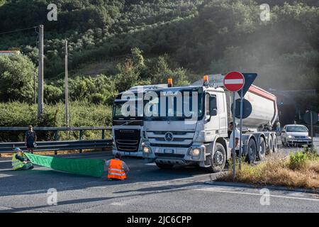 CARRARA, ITALIEN. 10/06/2022. Während eines Protestes gegen die Marmorsteinbrüche sperren sich die Protestierenden „Extinction Rebellion“ und „Last Generation“ zusammen und blockieren die Straße aus Marmor in Carrara. Die Marmorbrüche in den Apuanischen Alpen gelten von italienischen Umweltschützern als Europas größte Umweltkatastrophe. Quelle: Misanthropicture - Manuel Micheli/Alamy Live News Stockfoto