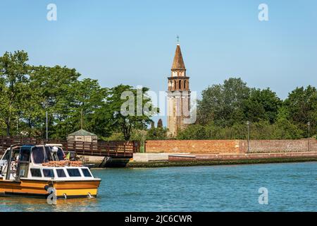 Mazzorbo Island Blick von Burano. Antiker Glockenturm (1318) der Kirche San Michele Arcangelo. Venezianische Lagune, Venedig, Venetien, Italien, Europa. Stockfoto