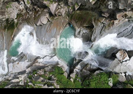 Drone aus der Vogelperspektive auf einen Wasserfall und Fluss in den Schweizer Alpen, die Schweiz grenzt an Österreich und Italien und Frankreich, Europa Stockfoto