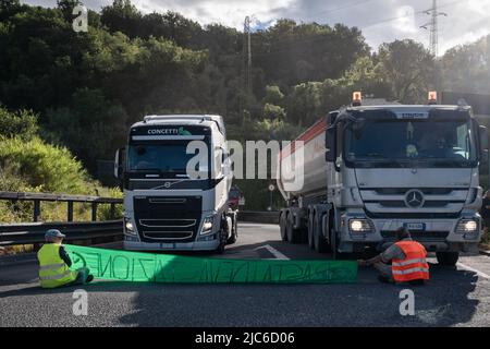 CARRARA, ITALIEN. 10/06/2022. Während eines Protestes gegen die Marmorsteinbrüche sperren sich die Protestierenden „Extinction Rebellion“ und „Last Generation“ zusammen und blockieren die Straße aus Marmor in Carrara. Die Marmorbrüche in den Apuanischen Alpen gelten von italienischen Umweltschützern als Europas größte Umweltkatastrophe. Quelle: Misanthropicture - Manuel Micheli/Alamy Live News Stockfoto