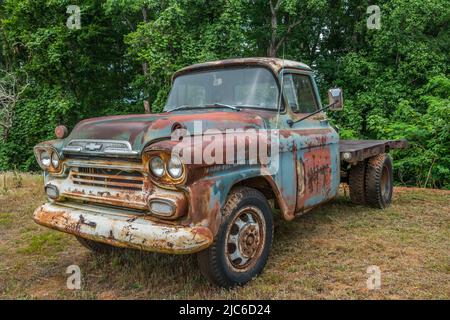 Ein Late Model 1950 Chevrolet Apache Work Truck mit einem Flachbett auf der Rückseite noch in laufendem Zustand rostig und viel Patina auf dem Bauernhof verwendet parke Stockfoto