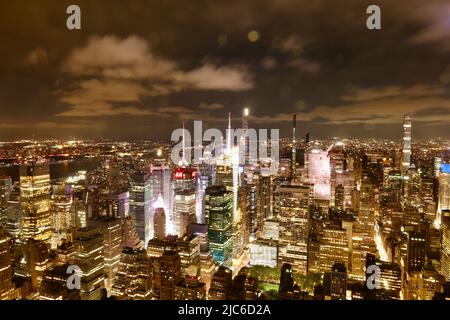 Blick auf Wolkenkratzer und Gebäude in New York aus der Vogelperspektive Stockfoto