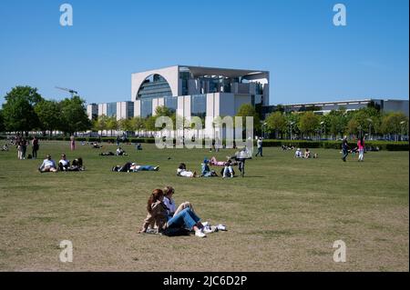 08.05.2022, Berlin, Deutschland, Europa - Sonnenbaden auf der Wiese vor dem Reichstag im Bezirk Mitte am Platz der Republik. Stockfoto