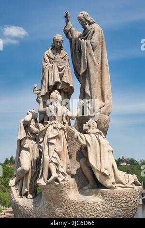 Statue des heiligen Kyrill und des heiligen Methodius auf der Karlsbrücke, Prag. Tschechische Republik Stockfoto