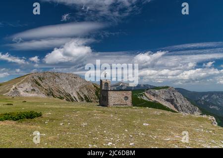 Das Raxkircherl, eine bekannte kleine Bergkapelle auf der Raxalpe in den österreichischen Alpen. Stockfoto