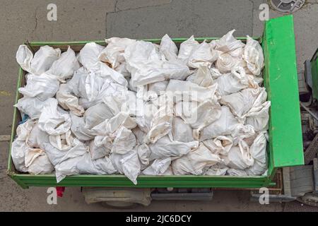 Große Haufen von weißen Säcken Taschen in Kipper Truck Top View Stockfoto