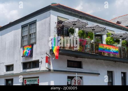 NEW ORLEANS, LA, USA - 9. JUNI 2022: Der beliebte Clover Grill in der Bourbon Street im französischen Viertel mit einer Dekoration des Pride Month Stockfoto