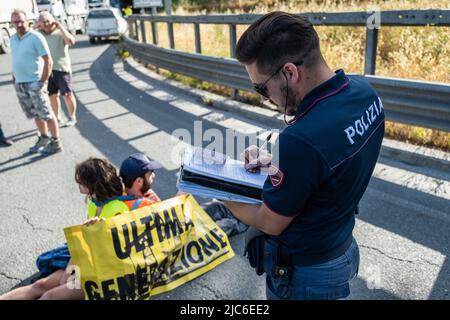 CARRARA, ITALIEN. 10/06/2022. Während eines Protestes gegen die Marmorsteinbrüche sperren sich die Protestierenden „Extinction Rebellion“ und „Last Generation“ zusammen und blockieren die Straße aus Marmor in Carrara. Die Marmorbrüche in den Apuanischen Alpen gelten von italienischen Umweltschützern als Europas größte Umweltkatastrophe. Quelle: Misanthropicture - Manuel Micheli/Alamy Live News Stockfoto