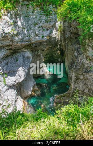 Velika korita Soče in der Großen Soča-Schlucht, wunderschöne Schlucht mit smaragdfarbenem Wasser, das zwischen den einzigartig geformten Felsen, dem Triglav-Park, fließt Stockfoto
