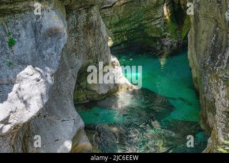 Velika korita Soče in der Großen Soča-Schlucht, wunderschöne Schlucht mit smaragdfarbenem Wasser, das zwischen den einzigartig geformten Felsen, dem Triglav-Park, fließt Stockfoto