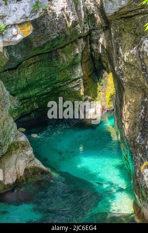 Velika korita Soče in der Großen Soča-Schlucht, wunderschöne Schlucht mit smaragdfarbenem Wasser, das zwischen den einzigartig geformten Felsen, dem Triglav-Park, fließt Stockfoto