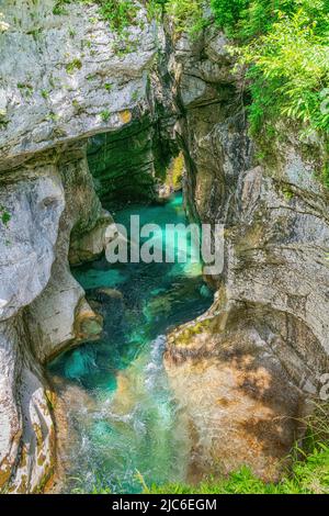 Velika korita Soče in der Großen Soča-Schlucht, wunderschöne Schlucht mit smaragdfarbenem Wasser, das zwischen den einzigartig geformten Felsen, dem Triglav-Park, fließt Stockfoto