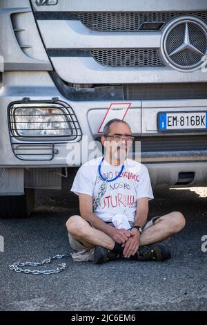 CARRARA, ITALIEN. 10/06/2022. Während eines Protestes gegen die Marmorsteinbrüche sperren sich die Protestierenden „Extinction Rebellion“ und „Last Generation“ zusammen und blockieren die Straße aus Marmor in Carrara. Die Marmorbrüche in den Apuanischen Alpen gelten von italienischen Umweltschützern als Europas größte Umweltkatastrophe. Quelle: Misanthropicture - Manuel Micheli/Alamy Live News Stockfoto