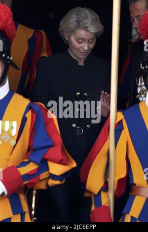 Vatikanstadt, Vatikan. 10. Juni 2022. Die Präsidentin der Europäischen Kommission, Ursula von der Leyen, verlässt das Land nach einer privaten Audienz mit Papst Franziskus. Quelle: Maria Grazia Picciarella/Alamy Live News Stockfoto