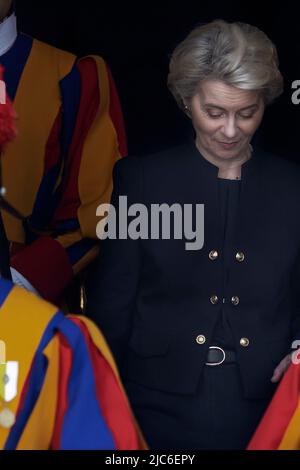 Vatikanstadt, Vatikan. 10. Juni 2022. Die Präsidentin der Europäischen Kommission, Ursula von der Leyen, verlässt das Land nach einer privaten Audienz mit Papst Franziskus. Quelle: Maria Grazia Picciarella/Alamy Live News Stockfoto