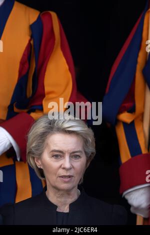 Vatikanstadt, Vatikan. 10. Juni 2022. Die Präsidentin der Europäischen Kommission, Ursula von der Leyen, verlässt das Land nach einer privaten Audienz mit Papst Franziskus. Quelle: Maria Grazia Picciarella/Alamy Live News Stockfoto