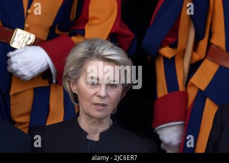 Vatikanstadt, Vatikan. 10. Juni 2022. Die Präsidentin der Europäischen Kommission, Ursula von der Leyen, verlässt das Land nach einer privaten Audienz mit Papst Franziskus. Quelle: Maria Grazia Picciarella/Alamy Live News Stockfoto