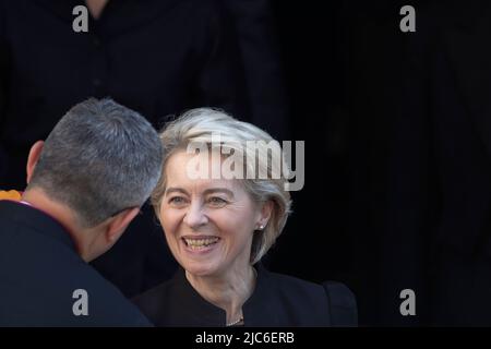 Vatikanstadt, Vatikan. 10. Juni 2022. Die Präsidentin der Europäischen Kommission, Ursula von der Leyen, verlässt das Land nach einer privaten Audienz mit Papst Franziskus. Quelle: Maria Grazia Picciarella/Alamy Live News Stockfoto