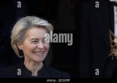 Vatikanstadt, Vatikan. 10. Juni 2022. Die Präsidentin der Europäischen Kommission, Ursula von der Leyen, verlässt das Land nach einer privaten Audienz mit Papst Franziskus. Quelle: Maria Grazia Picciarella/Alamy Live News Stockfoto