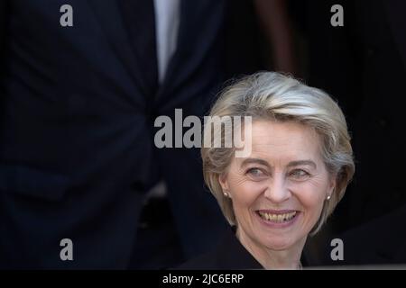 Vatikanstadt, Vatikan. 10. Juni 2022. Die Präsidentin der Europäischen Kommission, Ursula von der Leyen, verlässt das Land nach einer privaten Audienz mit Papst Franziskus. Quelle: Maria Grazia Picciarella/Alamy Live News Stockfoto