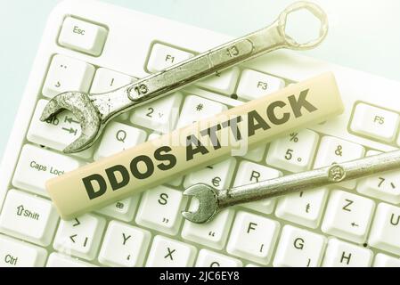 Handschrift Text DDoS Attack. Internet-Konzept Täter versucht, Netzwerk Ressource nicht verfügbar machen Hand drücken Bildschirm zeigt die futuristische Stockfoto