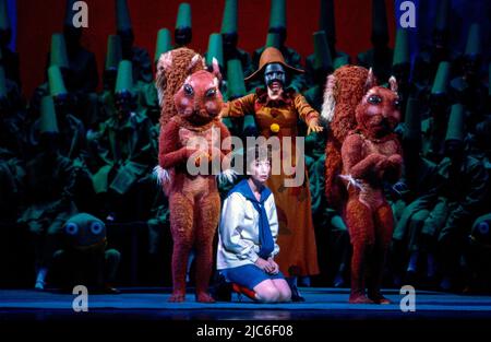 Ann Murray (Kind) in L’ENFANT ET LES SORTILEGES an der Royal Opera, Covent Garden, London WC2 19/09/1983 Musik: Maurice Ravel Libretto: Colette Dirigent: David Atherton Design: David Hockney Beleuchtung: Robert Bryan Regie: John Dexter Stockfoto