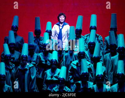 Ann Murray (Kind) in L’ENFANT ET LES SORTILEGES an der Royal Opera, Covent Garden, London WC2 19/09/1983 Musik: Maurice Ravel Libretto: Colette Dirigent: David Atherton Design: David Hockney Beleuchtung: Robert Bryan Regie: John Dexter Stockfoto