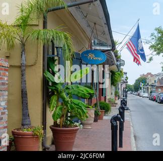 NEW ORLEANS, LA, USA - 9. JUNI 2022: Abgewinkelte Vorderansicht des historischen Hotels St. Pierre in der Burgundy Street im French Quarter Stockfoto