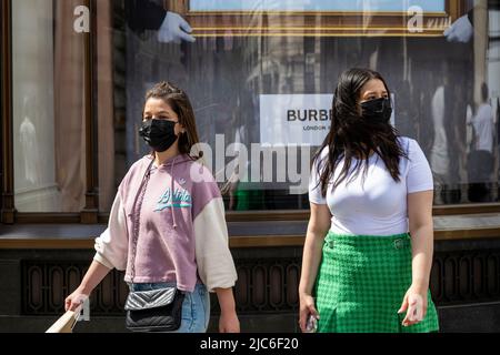 London, Großbritannien. 10. Juni 2022. Menschen mit Gesichtsmasken in der Regent Street. Das Office of National Statistics (ONS) hat berichtet, dass fast 990.000 Menschen in Großbritannien in der vergangenen Woche einen positiven Covid-19-Test durchgeführt haben, gegenüber 954.000 in der Vorwoche. Die positiven Fälle sind zum ersten Mal seit Ende März Woche für Woche gestiegen, und die ONS haben gesagt, dass es sich bei den Fällen wahrscheinlich um die BA.1-Omicron-Variante und neuere BA.4- und BA.5-Varianten handelt. Kredit: Stephen Chung / Alamy Live Nachrichten Stockfoto