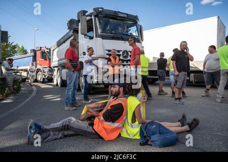 CARRARA, ITALIEN. 10/06/2022. Während eines Protestes gegen die Marmorsteinbrüche sperren sich die Protestierenden „Extinction Rebellion“ und „Last Generation“ zusammen und blockieren die Straße aus Marmor in Carrara. Die Marmorbrüche in den Apuanischen Alpen gelten von italienischen Umweltschützern als Europas größte Umweltkatastrophe. Quelle: Misanthropicture - Manuel Micheli/Alamy Live News Stockfoto