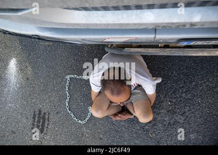 CARRARA, ITALIEN. 10/06/2022. Während eines Protestes gegen die Marmorsteinbrüche sperren sich die Protestierenden „Extinction Rebellion“ und „Last Generation“ zusammen und blockieren die Straße aus Marmor in Carrara. Die Marmorbrüche in den Apuanischen Alpen gelten von italienischen Umweltschützern als Europas größte Umweltkatastrophe. Quelle: Misanthropicture - Manuel Micheli/Alamy Live News Stockfoto