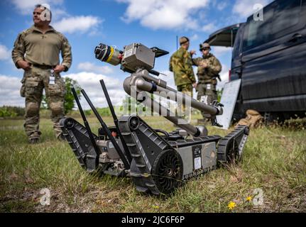 Ravlunda, Schweden. 10.. Juni 2022. RAVLUNDA 2022-06-10 Bombenroboter des norwegischen Bergwerferkommandos bei der Entwaffnung einer Granate, die an Eisenbahnschienen im Übungsgelände angebracht war, bei der Pressekonferenz am Freitag, die die Übung Baltops auf dem Schießplatz Ravlunda an der Ostküste von Skåne vorgeführt hat. In den nächsten Tagen werden sich 250 Teilnehmer aus acht Ländern in Ravlunda versammeln, um die Minenräumung, die Erkennung und Abrüstung von Bomben und Sprengstoffen zu üben. Etwa 30 Übungsminen wurden außerhalb des Schießbereichs im Meer aufgestellt. Die Übung dauert bis nächsten Samstag. Foto: Johan Nilsson / TT / Stockfoto