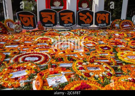 Die Blume schmückte den Central Shaheed Minar, der am 21.. Februar und am Internationalen Tag der Muttersprache stattfand. Dieses Denkmal erinnert an die Studenten und Stockfoto