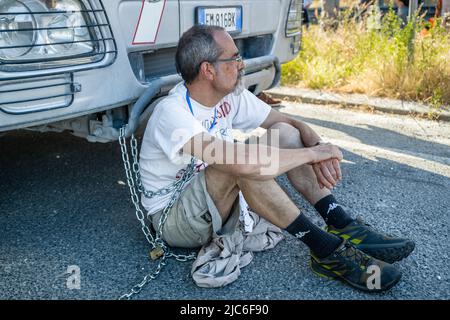 CARRARA, ITALIEN. 10/06/2022. Während eines Protestes gegen die Marmorsteinbrüche sperren sich die Protestierenden „Extinction Rebellion“ und „Last Generation“ zusammen und blockieren die Straße aus Marmor in Carrara. Die Marmorbrüche in den Apuanischen Alpen gelten von italienischen Umweltschützern als Europas größte Umweltkatastrophe. Quelle: Misanthropicture - Manuel Micheli/Alamy Live News Stockfoto