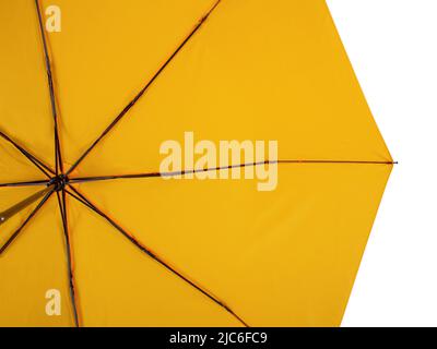 Unterseite des gelben Schirms mit acht Rippen isoliert auf weißem Hintergrund. Ansicht von unten Stockfoto