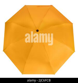Draufsicht des geöffneten gelben tragbaren Regenschirms isoliert auf weißem Hintergrund mit Beschneidungspfad Stockfoto