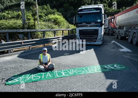 CARRARA, ITALIEN. 10/06/2022. Während eines Protestes gegen die Marmorsteinbrüche sperren sich die Protestierenden „Extinction Rebellion“ und „Last Generation“ zusammen und blockieren die Straße aus Marmor in Carrara. Die Marmorbrüche in den Apuanischen Alpen gelten von italienischen Umweltschützern als Europas größte Umweltkatastrophe. Quelle: Misanthropicture - Manuel Micheli/Alamy Live News Stockfoto