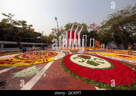 Die Blume schmückte den Central Shaheed Minar, der am 21.. Februar und am Internationalen Tag der Muttersprache stattfand. Dieses Denkmal erinnert an die Studenten und Stockfoto