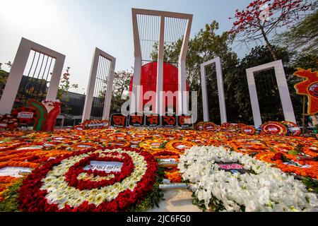 Die Blume schmückte den Central Shaheed Minar, der am 21.. Februar und am Internationalen Tag der Muttersprache stattfand. Dieses Denkmal erinnert an die Studenten und Stockfoto